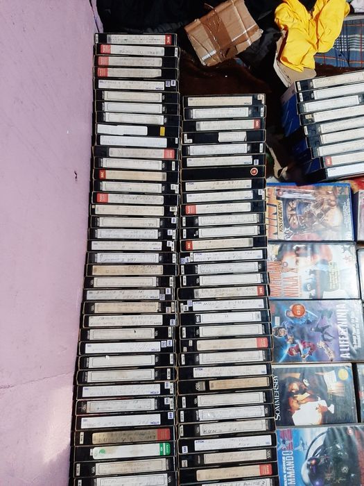 Vând casete video filme vechi traduse vocal în stare bună