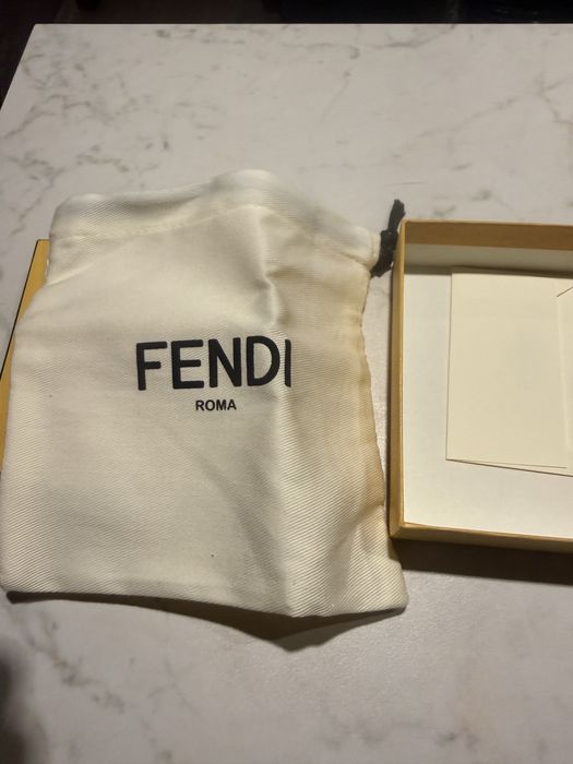 Продавам оригинална малка кутия на fendi