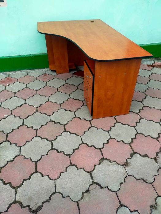 Удобный офисный стол