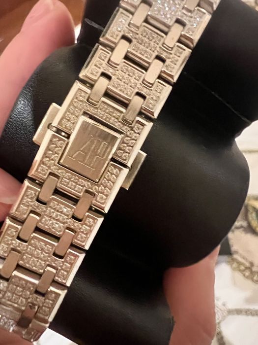 Дамски часовник с камъни AP