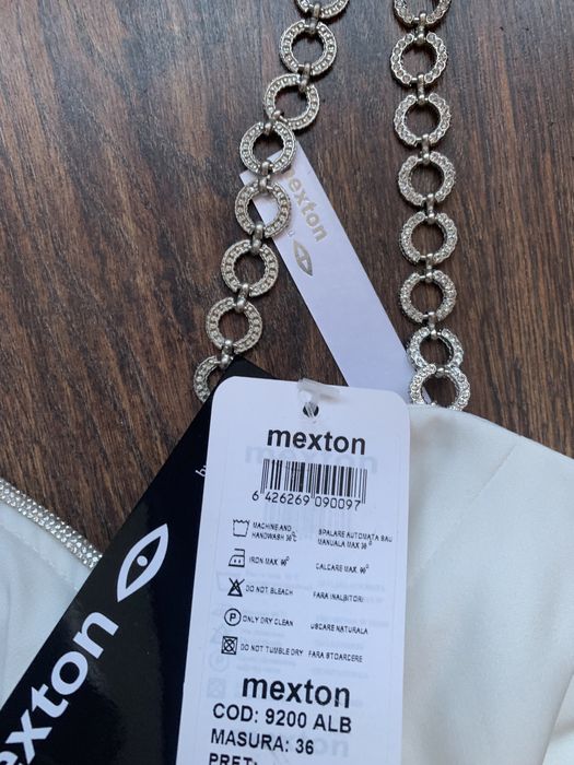 Rochie alba superba pe un umar