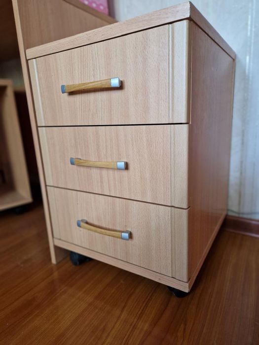 продается шкаф, рабочий стол, тумбочка.