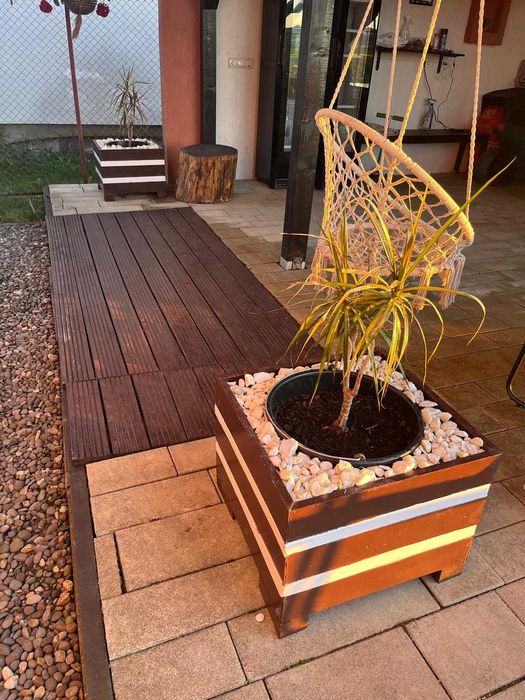 Jardinieră luminoasă din lemn cu LED – Model premium pentru exterior