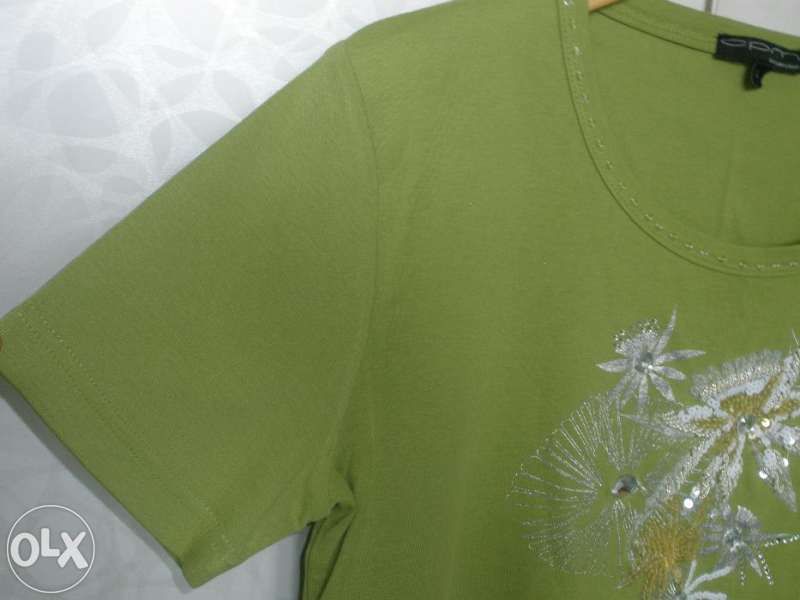 2 блузки М и трета подарък