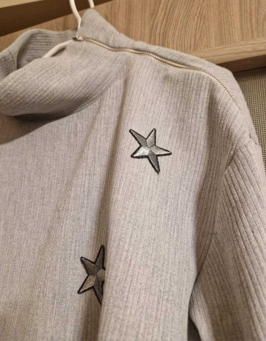 Bluză stylish 2 în 1 gri cu cămașă albă.