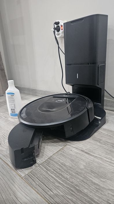Прахосмукачка iRobot Roomba Combo i8+ със станция за автоматично изпразване – като нов
