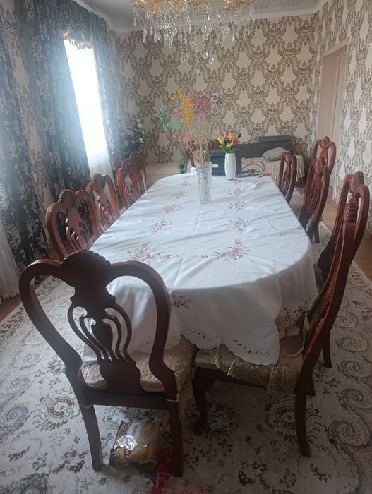 Стол большой и стулья