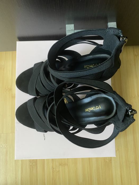 Sandale cu toc,negre, impecabile