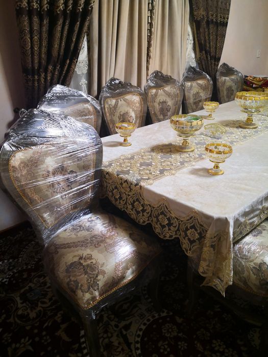 Срочно продаётся стол с стульями на 12 персон...