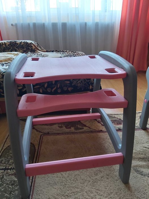 Scaunul de masa multifunctional roz Kidscare
