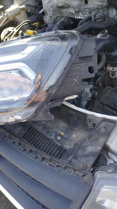 Far stânga Dacia Duster 2