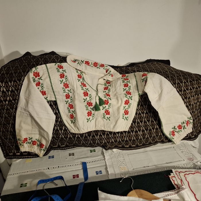 Ie veche, cămașă țărănească,