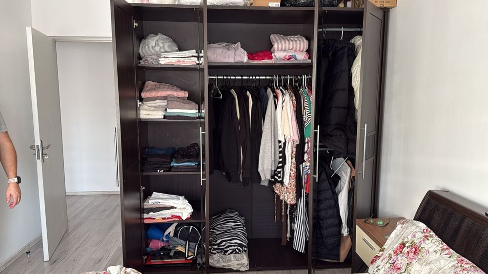 Vand dulap din lemn masiv maro cu oglinda