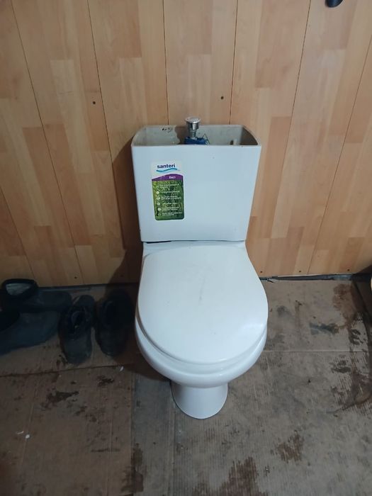 Унитаз с бочком без крышки