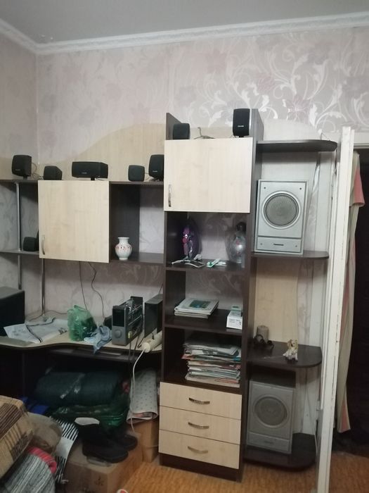 Компьютерный стол с полками и шкафами