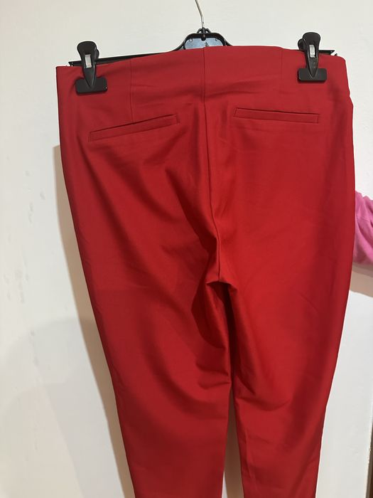 Pantaloni rosii cu fermoar