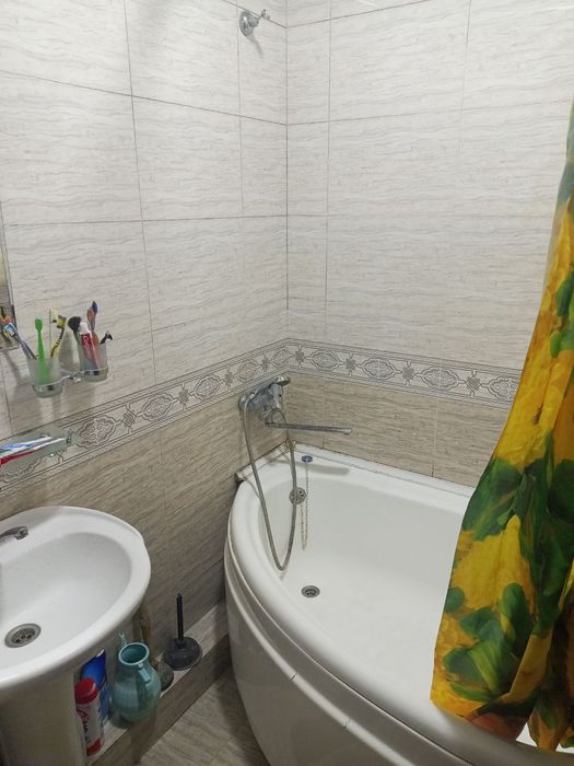 Srochna 4 xonali kvartira sotiladi.