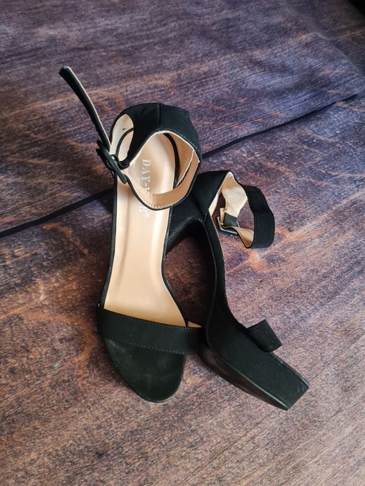 Босоножки на каблуке