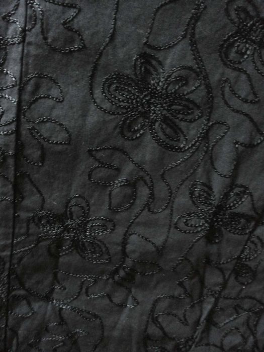 Продавам бродирана пола