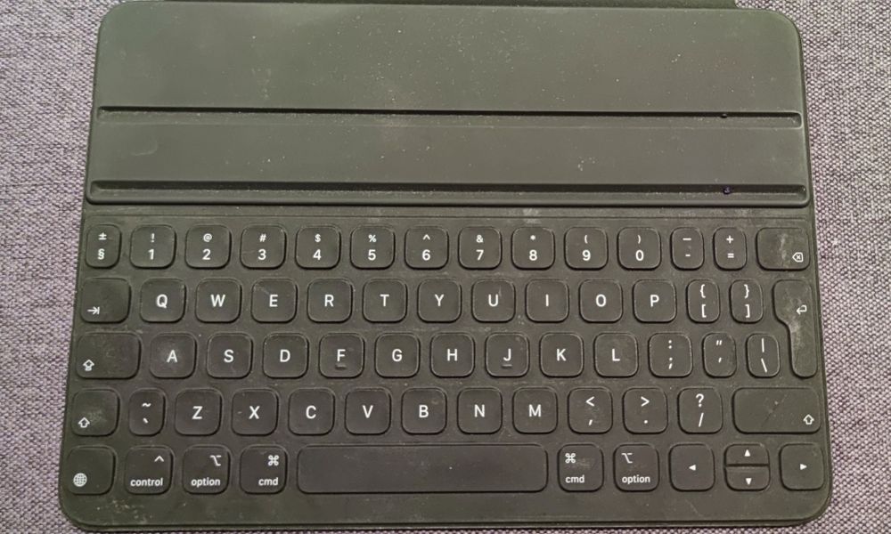 Продавам Apple Smart Keyboard Folio за iPad Pro 11"