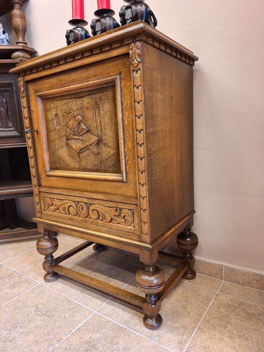 Винтидж шкаф с богата дърворезба