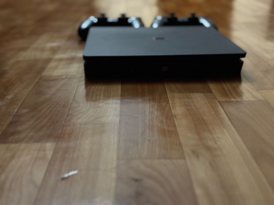 Б/у Продам Sony PlayStation 4 slim 1Tb