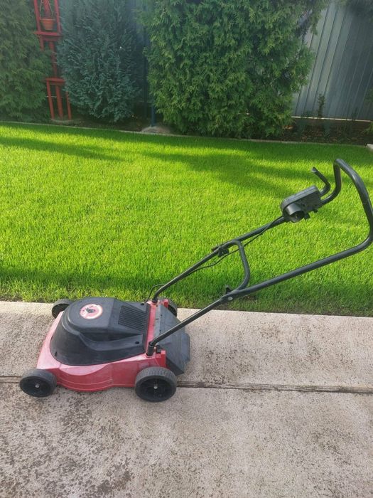 Mașina de tuns iarba electrica 1300W