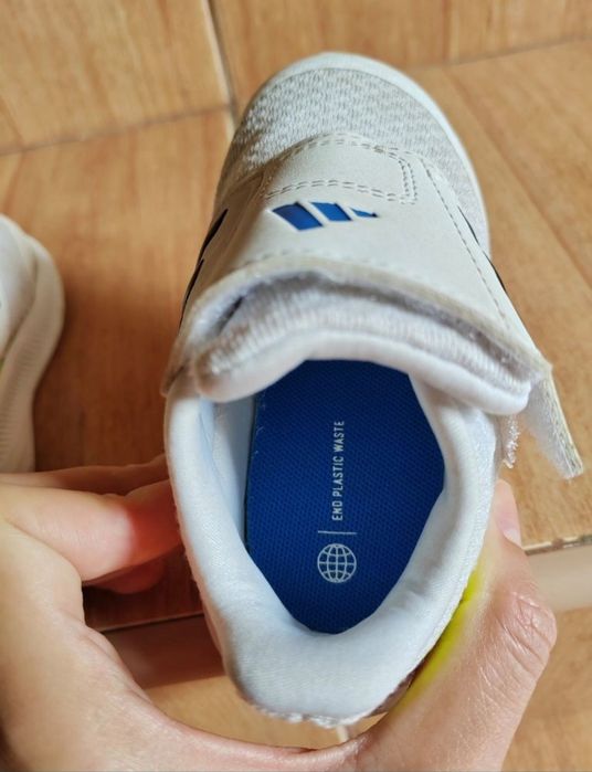 Adidași unisex mărimea 21