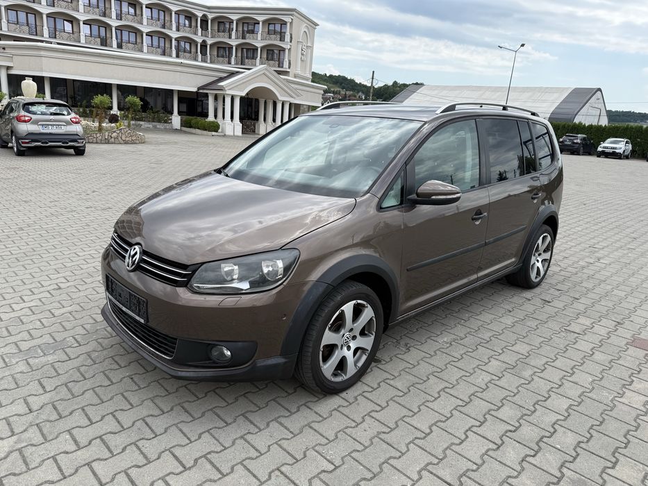 VOLKSWAGEN Touran 2011