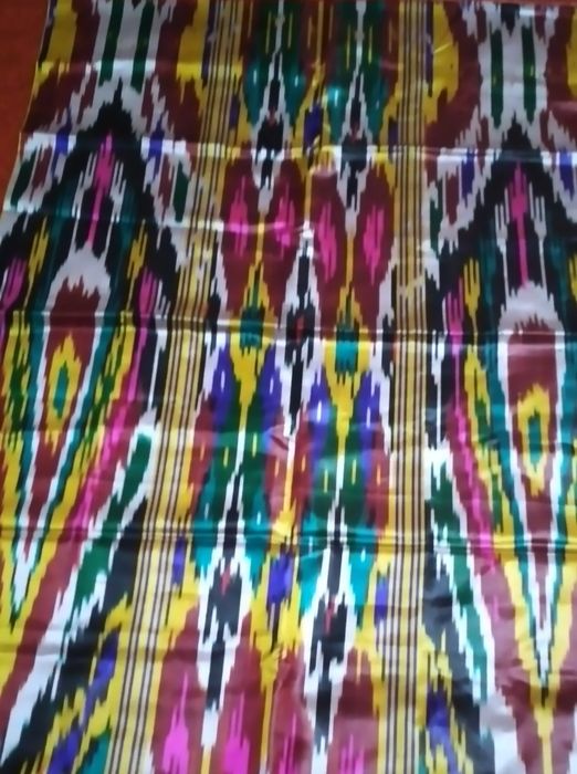 Миллий ипак атлас материал сотилади.