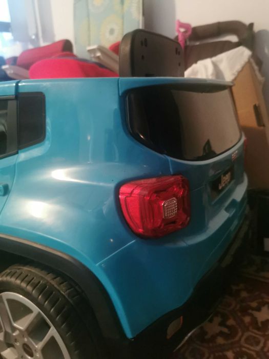 Mașinuța electrică "jeep" puțin folosită