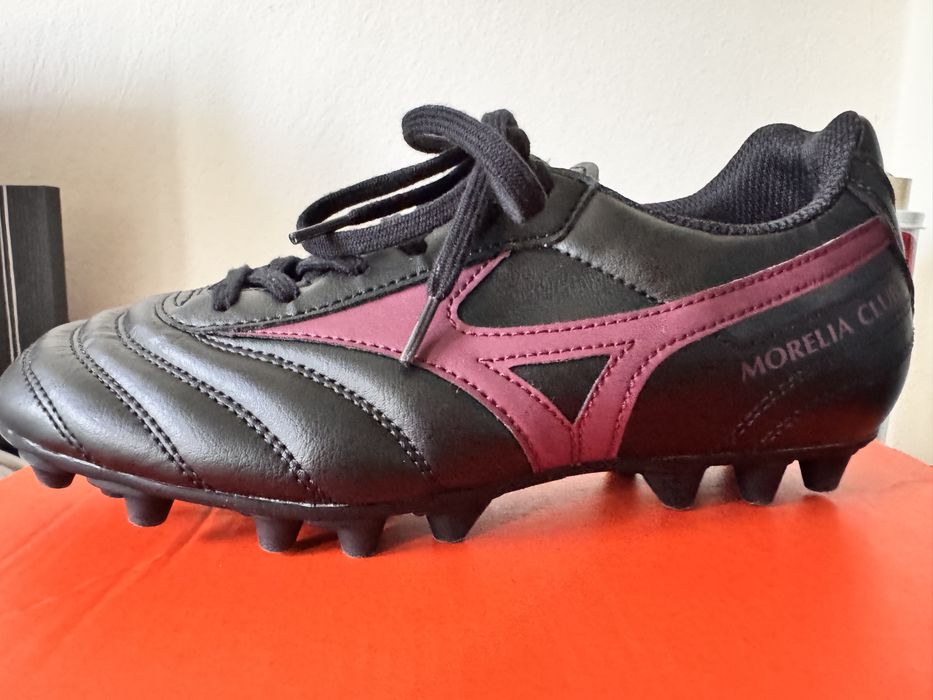 Детски футболни обувки в отчично състояние - Mizuno, Adidas, Nike