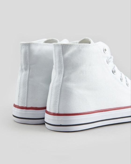 Нови бели кецове