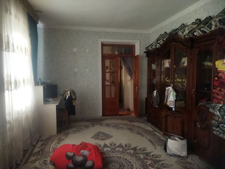 Uy sotiladi 3 sotix svet gaz hammom hamma sharoitlari bor 6 ta xona