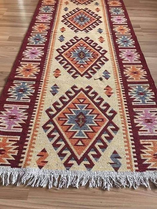 Пътеки и килими разнообразие от модели и цветове с високо качество