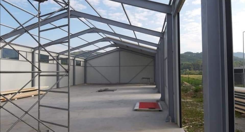 Vand hala metalica 17m x 26m complecta cu panou