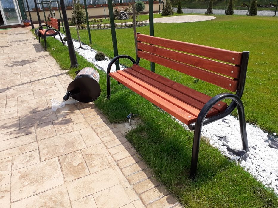 Banci și mese de gradina și parcuri