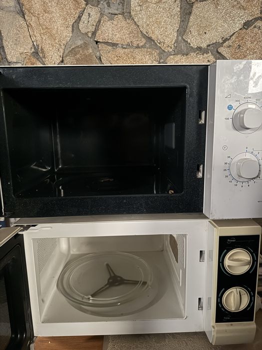 Бяла техника (хладилник, микровълнова и котлон).