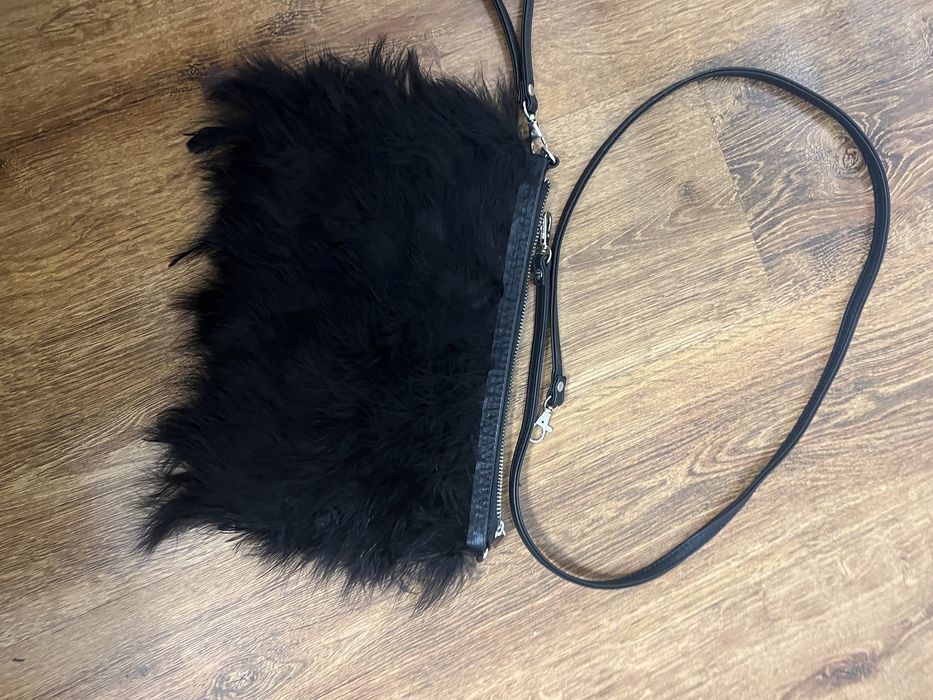 Чанта с пера има и дълга дръжка