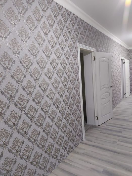 Поклейка обоев и галтелей