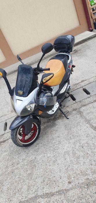 Vând scuter de 50 înmatriculat se conduce cu b