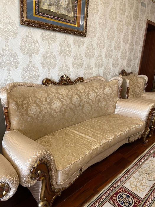 Диван с креслами из натурального дерева
