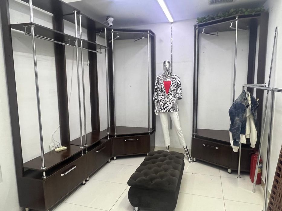 Мебель для бутика шкафы вешалки