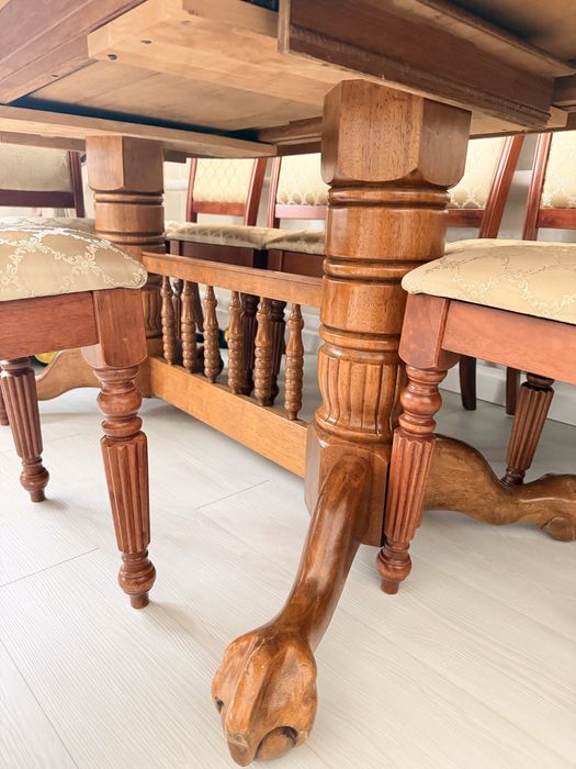 Стол в гостинную . Деревянный .