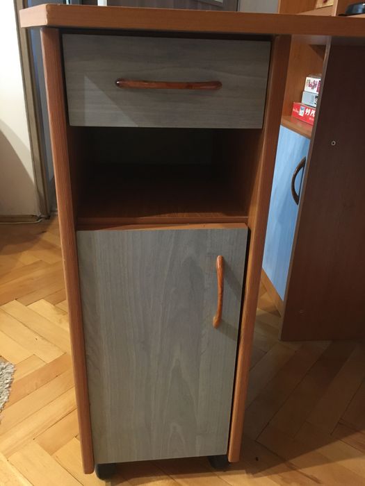 Biblioteca cu birou integrat