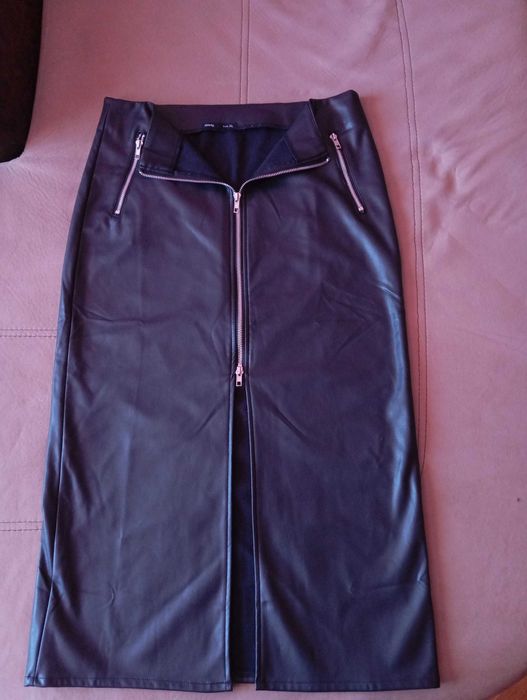 Кожена черна пола.Полата е нова.