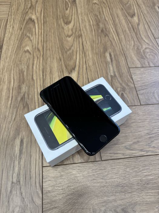 Iphone.     SE 64г