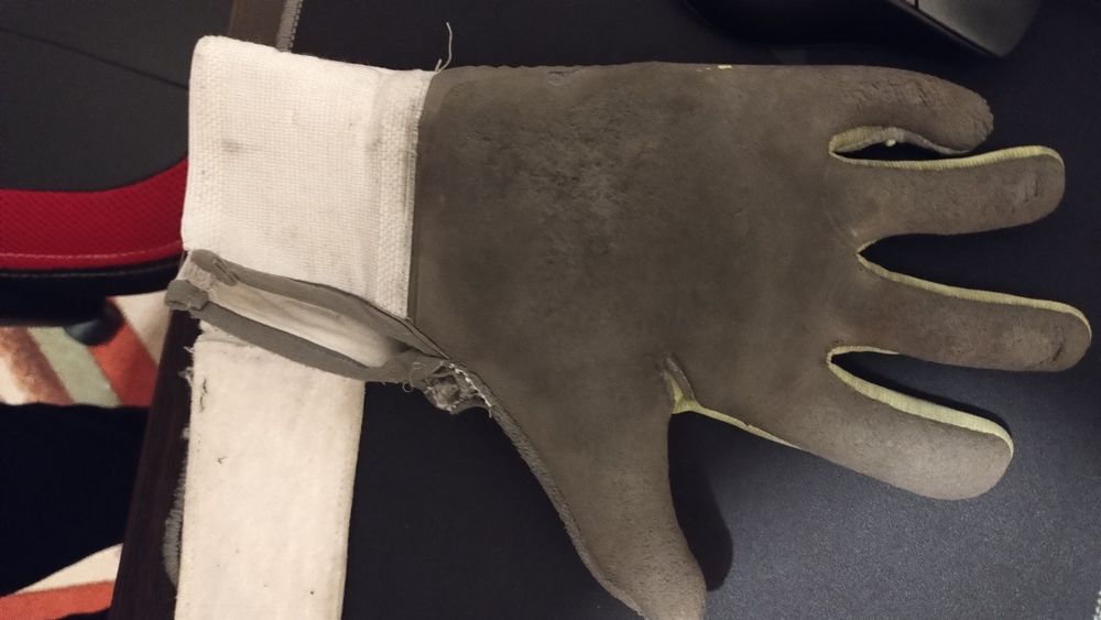 Футболна ръкавица на Адидас предатор