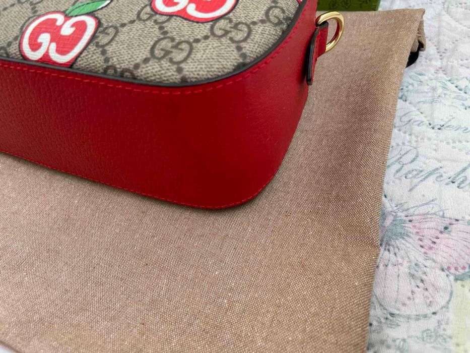 Гучи Бежова чанта Apple Принт Оригинална Gucci Червена Дръжка Gold GG