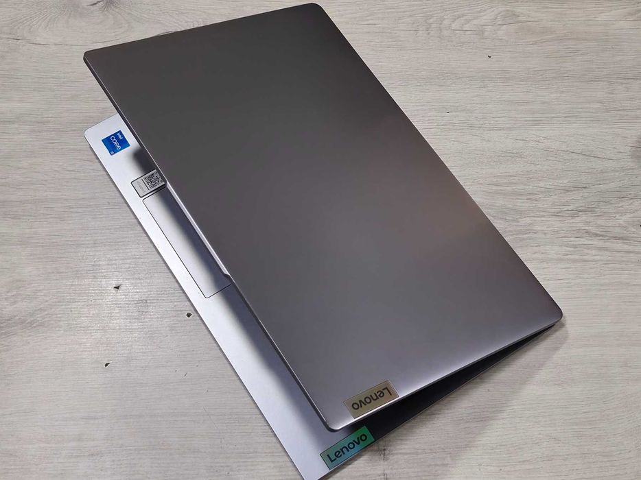 Lenovo IdeaPad Slim 3 15IAH8 / 8GB RAM / i5-1245H / 512GB SSD
